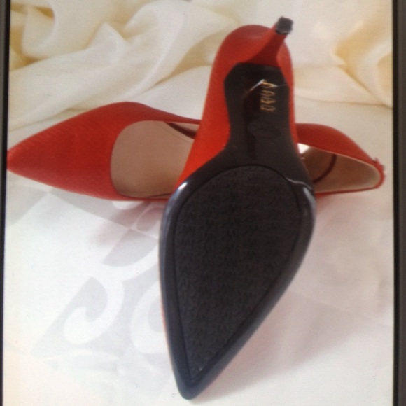 MK FLEX MID PUMP EMBOSSED LEATHER - Picture 4 of 8